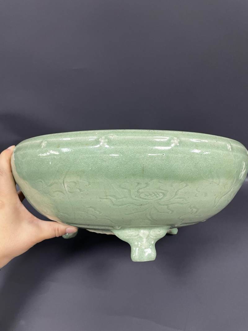 明中期  龙泉窑青釉暗刻花卉纹大鼓钉洗 - 图4