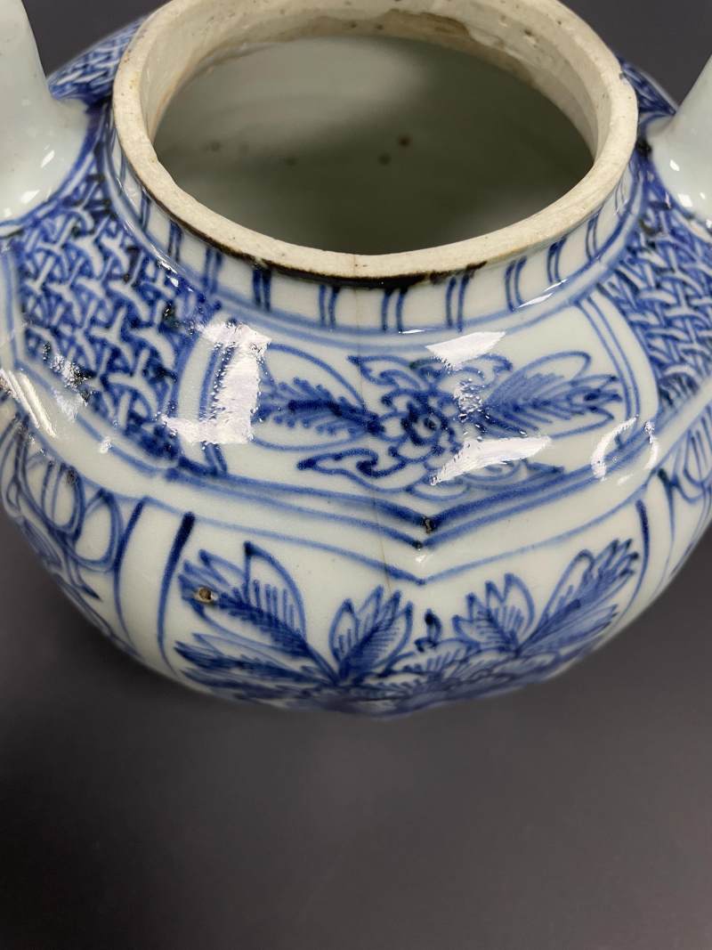 明万历  青花开光花卉纹提梁壶 - 图12