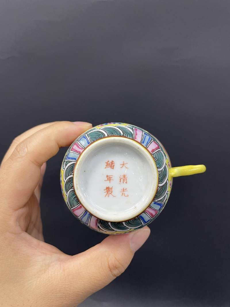 清光绪  黄地粉彩万代云开光“万寿无疆”杯盏一对 - 图27