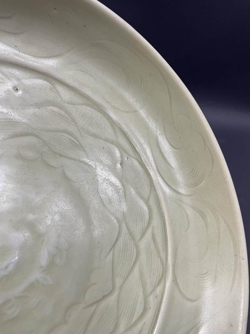 明早期  龙泉窑青釉暗刻水波印花纹大盘 - 图6