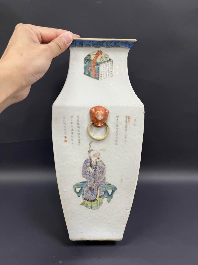 清晚期  粉彩无双谱人物诗文狮耳方瓶 - 图6