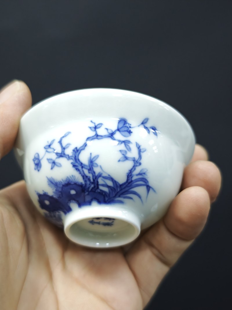 当代  青花内蝶恋花外洞石花竹图折腰杯一对 - 图8