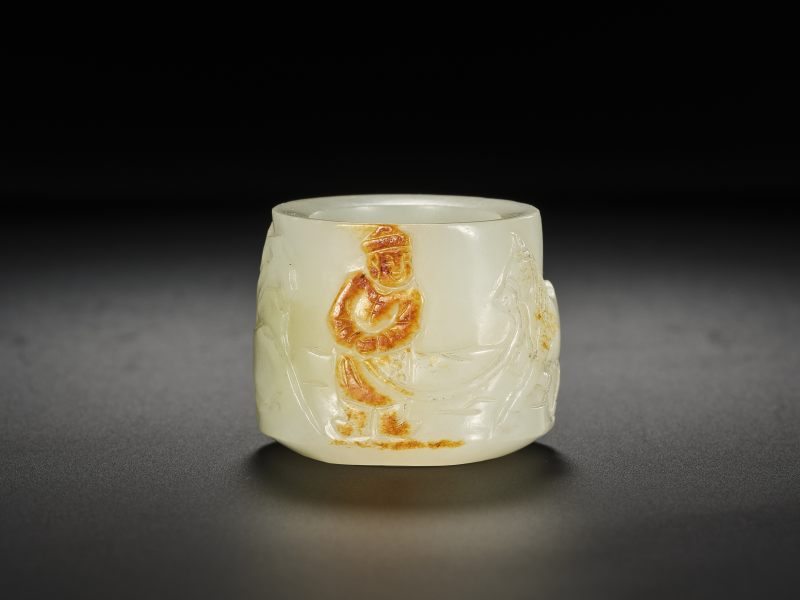 清  白玉留皮御马图板指