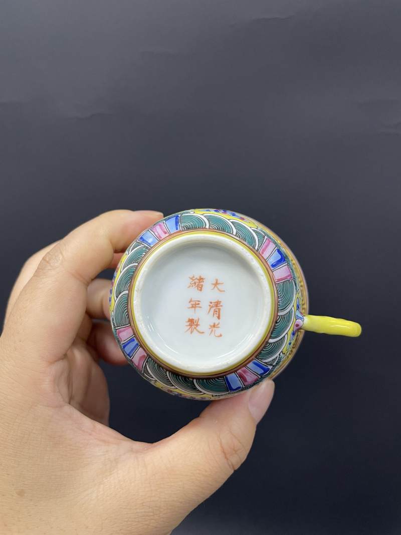 清光绪  黄地粉彩万代云开光“万寿无疆”杯盏一对 - 图16