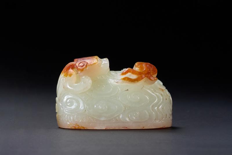 清  翡翠麒麟负书钮、白玉留皮俏色云龙戏珠、南红玛瑙卧马钮、白玉龟钮印章四件 - 图15