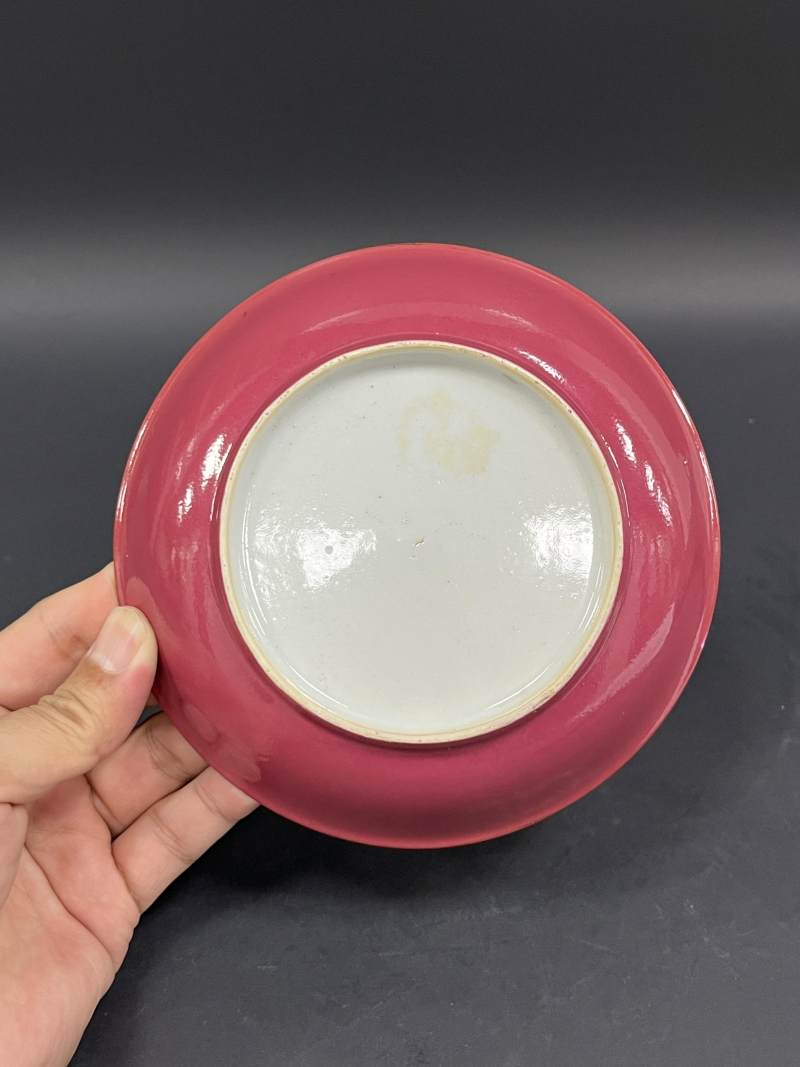 清中期  胭脂红地粉彩花蝶纹盘 - 图5