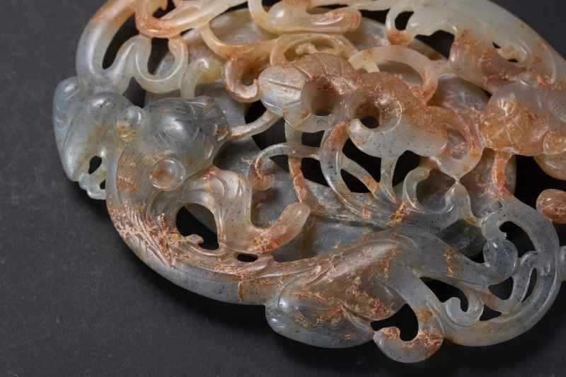 明  黑白玉巧雕穿花螭龙纹大带饰 - 图5