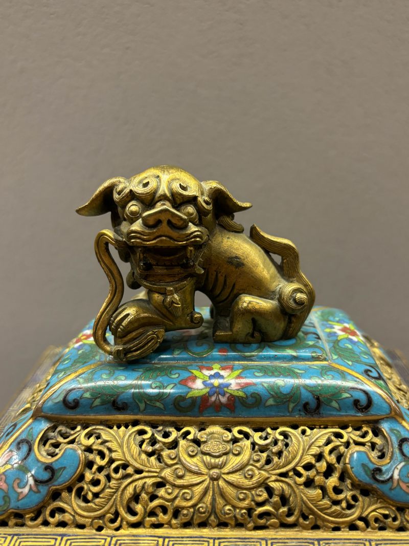 清中期 掐丝珐琅西番莲纹瑞狮钮鼎式薰炉 - 图13