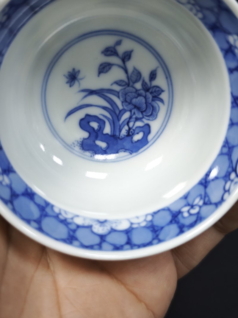 当代  青花内蝶恋花外洞石花竹图折腰杯一对 - 图9