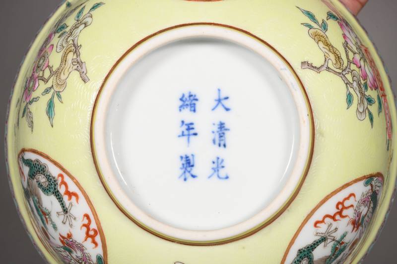 清晚期  内青花荷塘图外黄地轧道粉彩花卉开光龙凤纹大碗 - 图3