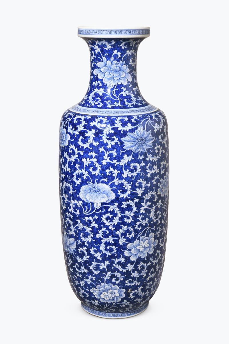 清中期  青花留白缠枝花卉纹大瓶
