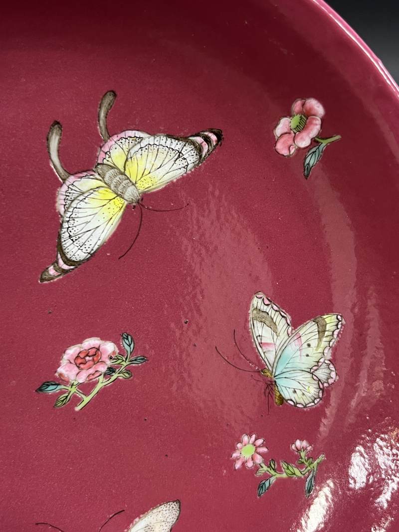 清中期  胭脂红地粉彩花蝶纹盘 - 图6