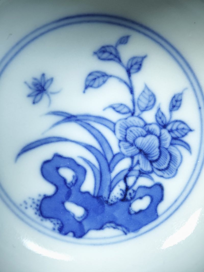当代  青花内蝶恋花外洞石花竹图折腰杯一对 - 图10