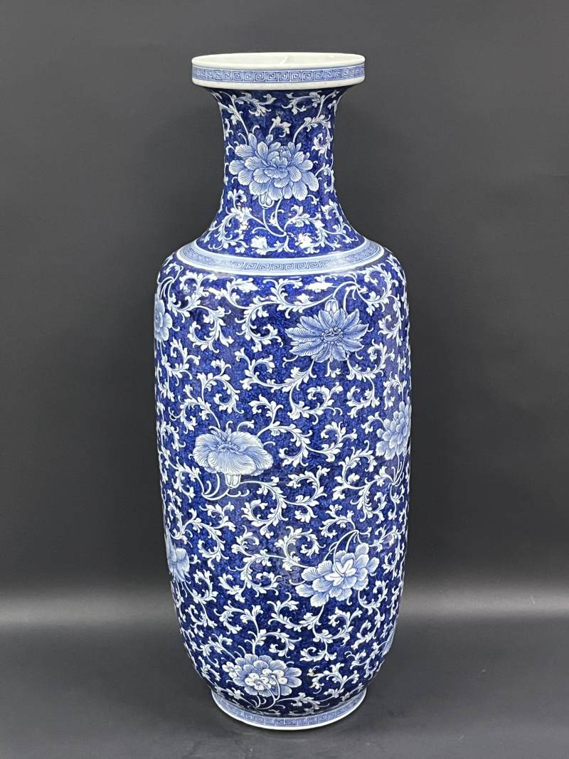 清中期  青花留白缠枝花卉纹大瓶 - 图2