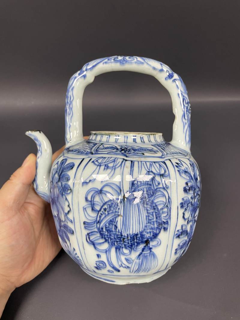 明万历  青花开光花卉纹提梁壶 - 图3