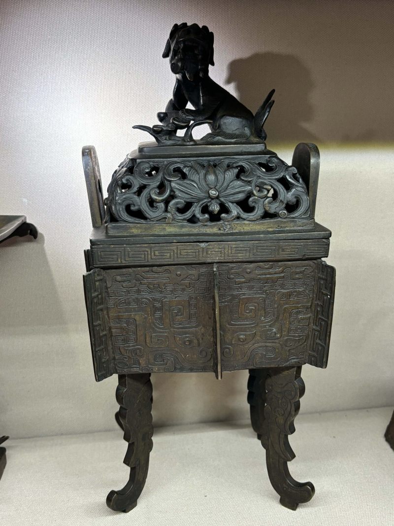 明 铜熏炉、花觚一组3件 - 图23
