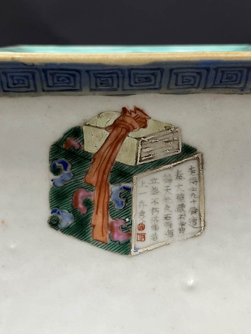 清晚期  粉彩无双谱人物诗文狮耳方瓶 - 图10