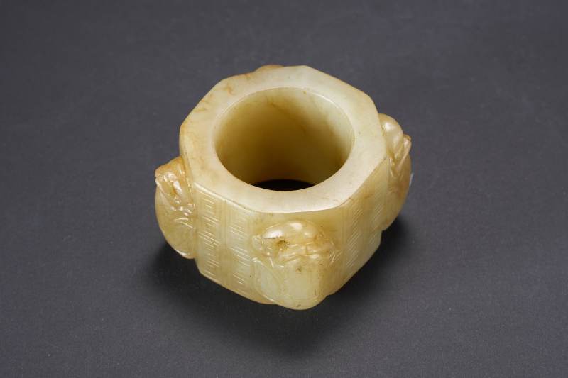 明  玉沁色雕四象首琮 - 图8