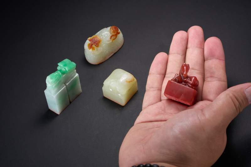 清  翡翠麒麟负书钮、白玉留皮俏色云龙戏珠、南红玛瑙卧马钮、白玉龟钮印章四件 - 图18