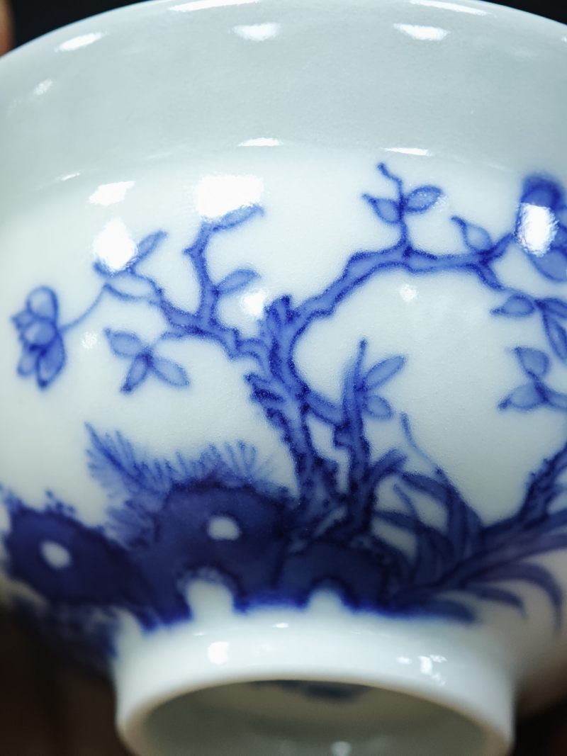 当代  青花内蝶恋花外洞石花竹图折腰杯一对 - 图11