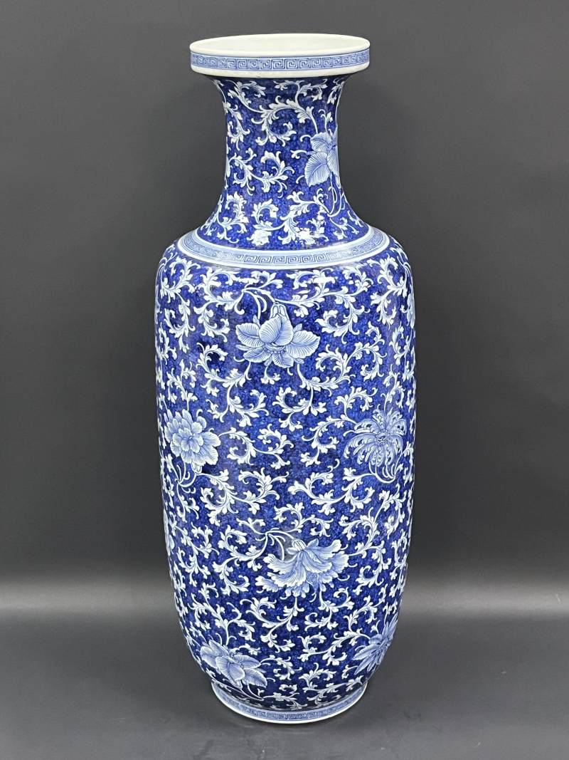 清中期  青花留白缠枝花卉纹大瓶 - 图3