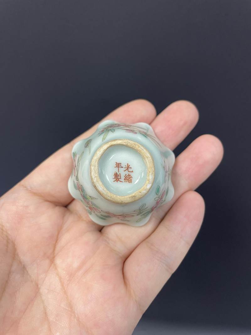 清光绪  粉青釉粉彩折枝花卉纹花口杯一对 - 图18