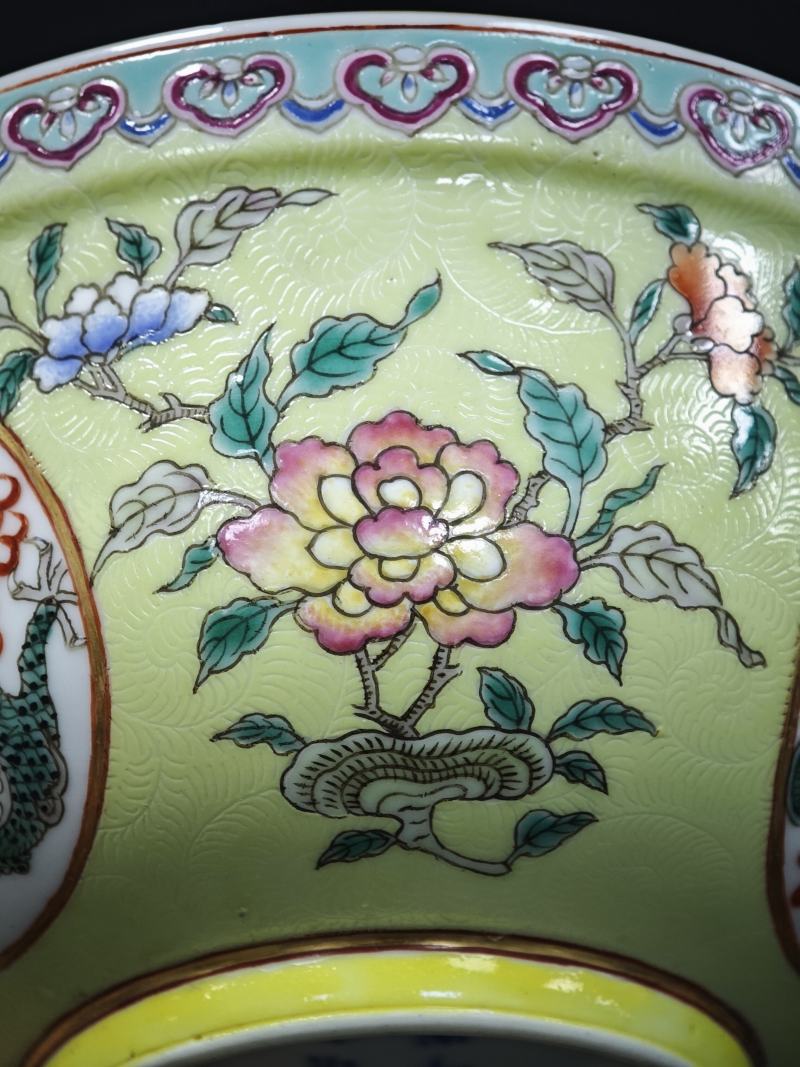 清晚期  内青花荷塘图外黄地轧道粉彩花卉开光龙凤纹大碗 - 图14
