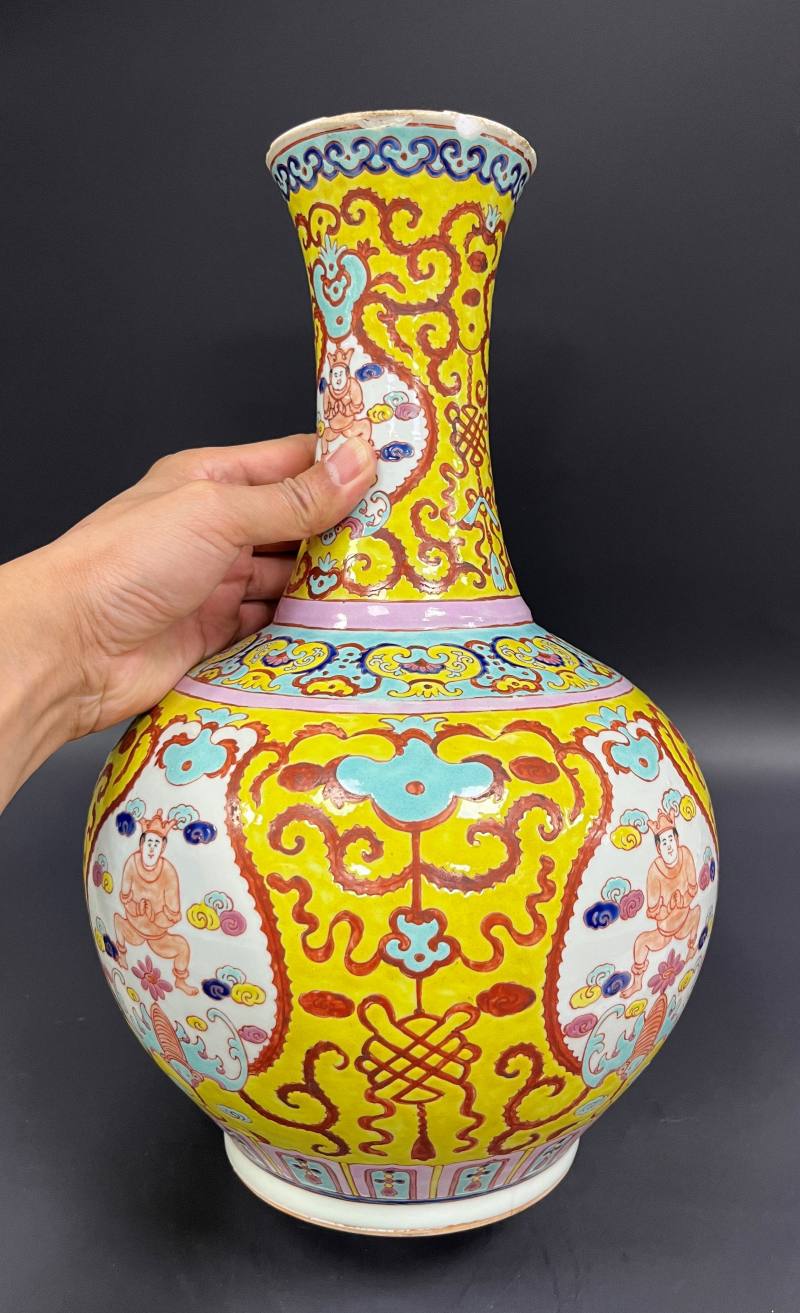 清晚期  黄地粉彩开光莲生贵子图赏瓶 - 图5