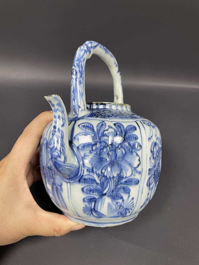 明万历  青花开光花卉纹提梁壶 - 图4