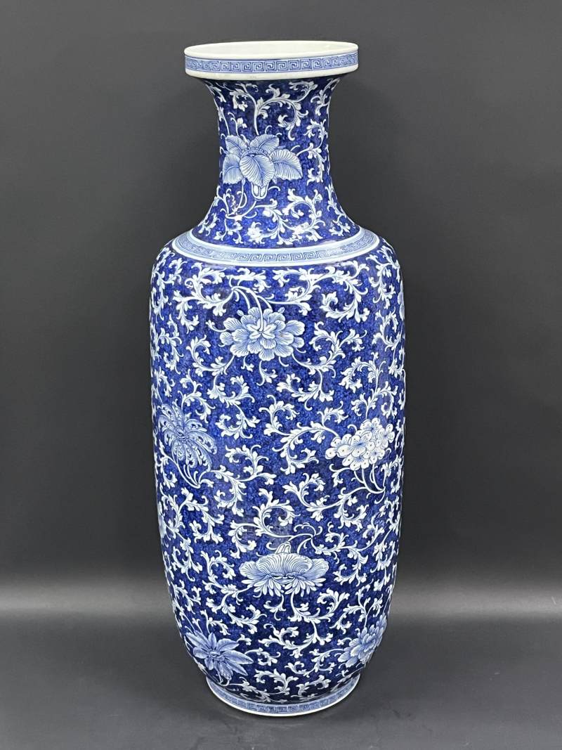 清中期  青花留白缠枝花卉纹大瓶 - 图4