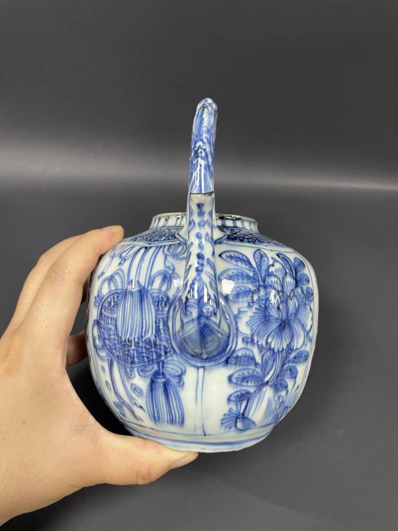 明万历  青花开光花卉纹提梁壶 - 图5