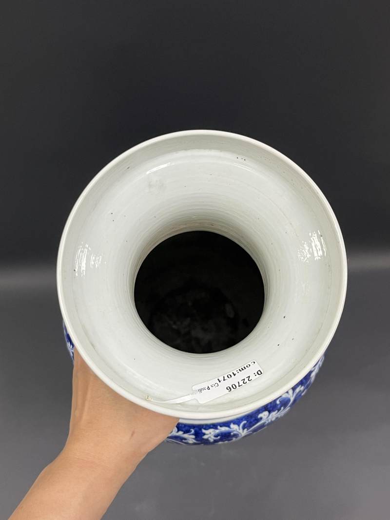 清中期  青花留白缠枝花卉纹大瓶 - 图5