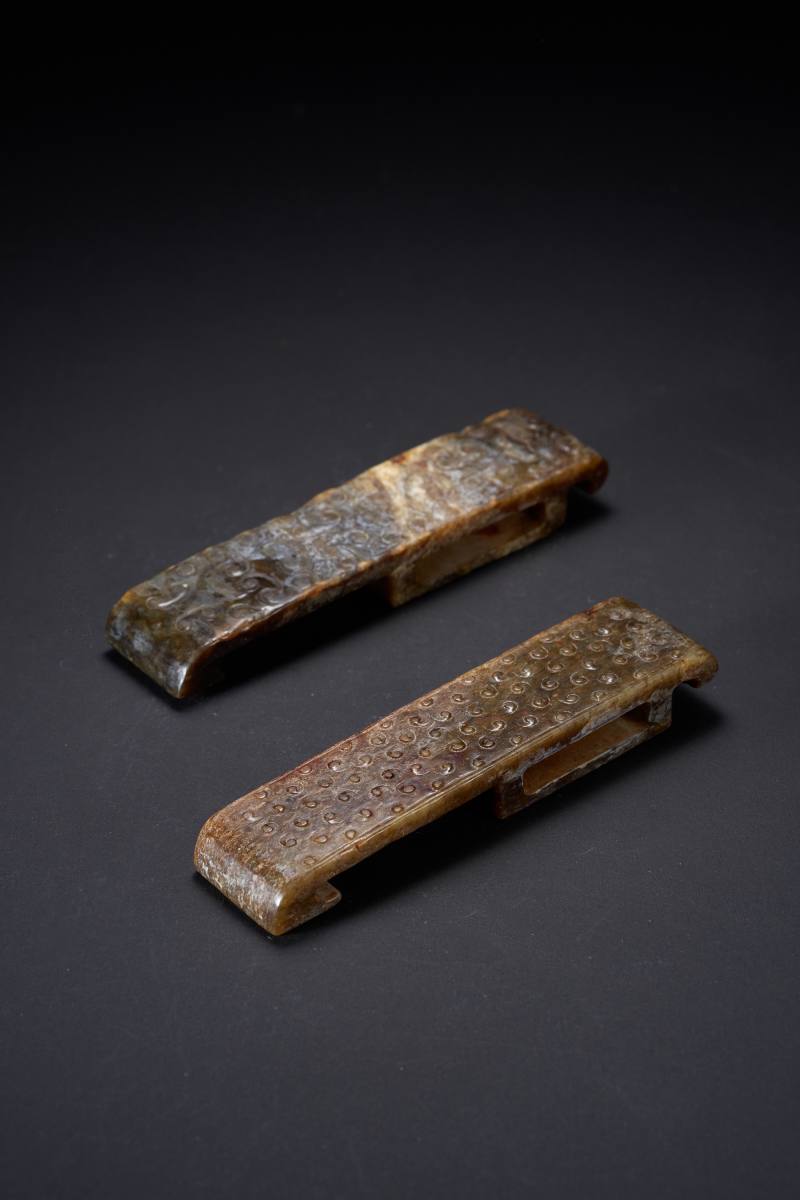明  旧玉雕云龙纹、毂纹剑卫两件