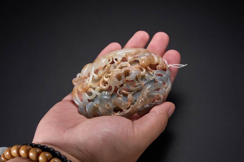明  黑白玉巧雕穿花螭龙纹大带饰 - 图10