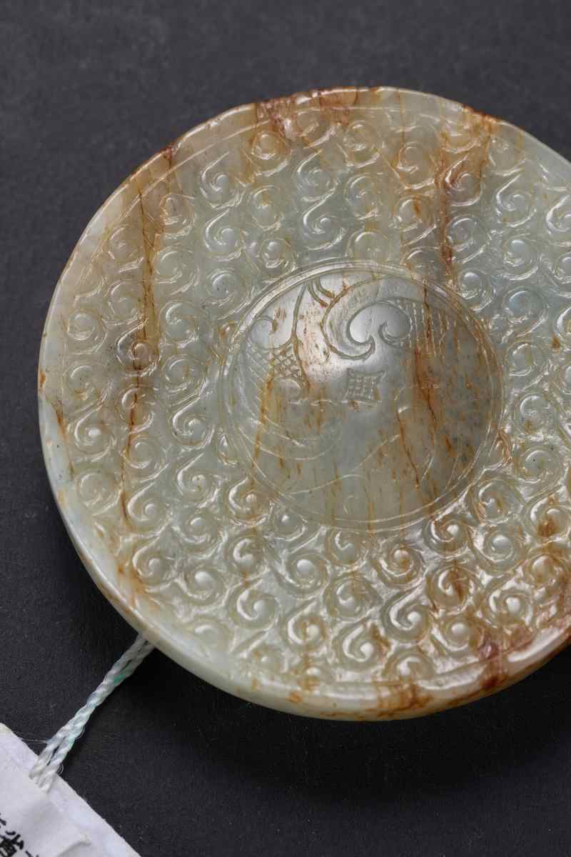 明  白玉红沁雕卷云纹、提油云头纹剑首各一件 - 图6