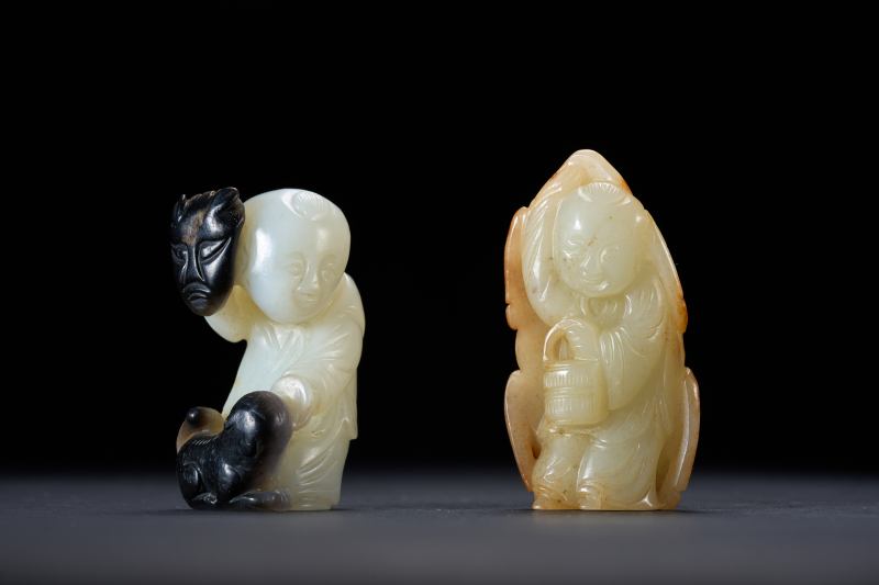 清  黑白玉巧雕婴戏、白玉留皮巧雕鹿皮孝子各一件