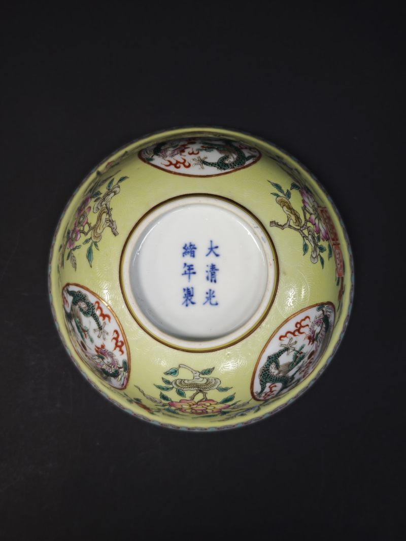 清晚期  内青花荷塘图外黄地轧道粉彩花卉开光龙凤纹大碗 - 图8