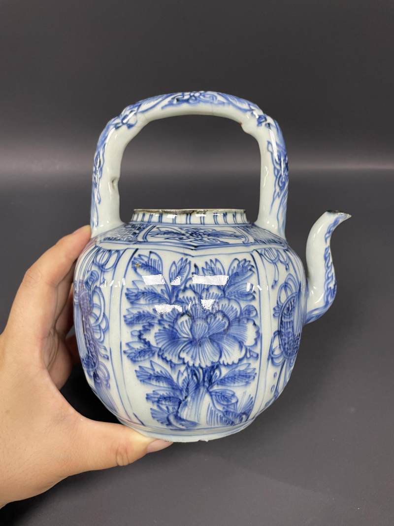 明万历  青花开光花卉纹提梁壶 - 图6