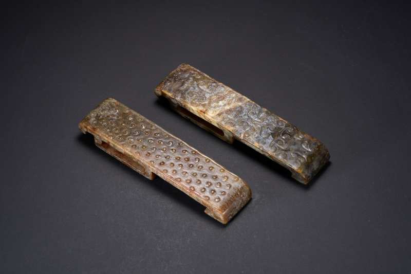 明  旧玉雕云龙纹、毂纹剑卫两件 - 图2
