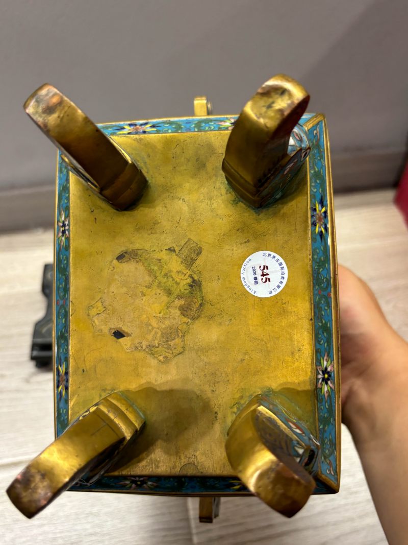 清中期 掐丝珐琅西番莲纹瑞狮钮鼎式薰炉 - 图17