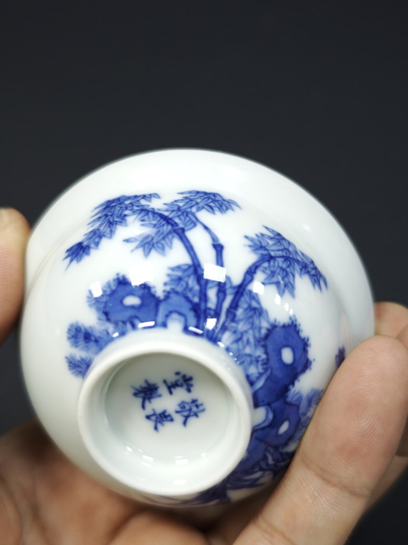 当代  青花内蝶恋花外洞石花竹图折腰杯一对 - 图14