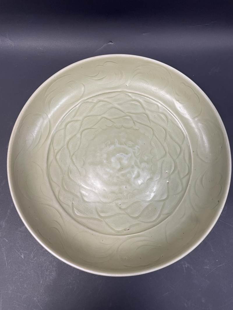 明早期  龙泉窑青釉暗刻水波印花纹大盘 - 图2