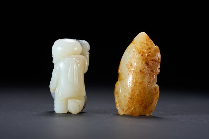 清  黑白玉巧雕婴戏、白玉留皮巧雕鹿皮孝子各一件 - 图2