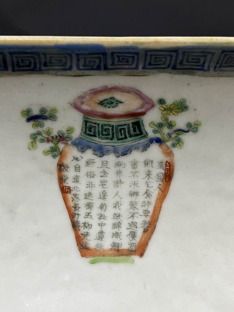清晚期  粉彩无双谱人物诗文狮耳方瓶 - 图14