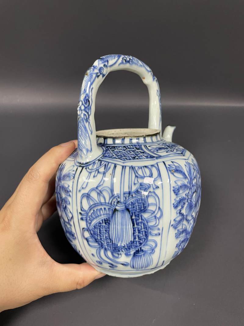 明万历  青花开光花卉纹提梁壶 - 图7