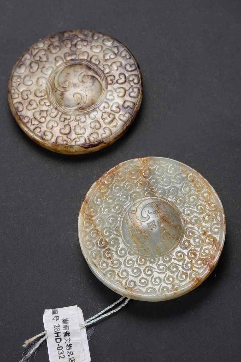 明  白玉红沁雕卷云纹、提油云头纹剑首各一件 - 图8