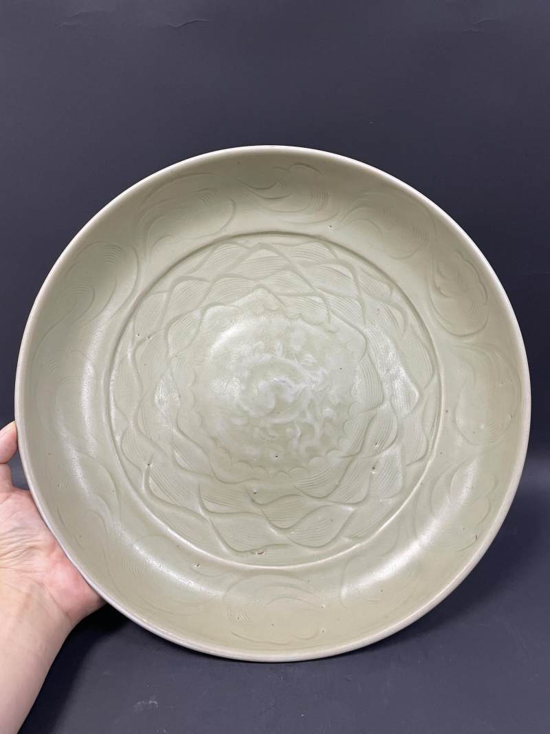 明早期  龙泉窑青釉暗刻水波印花纹大盘 - 图3
