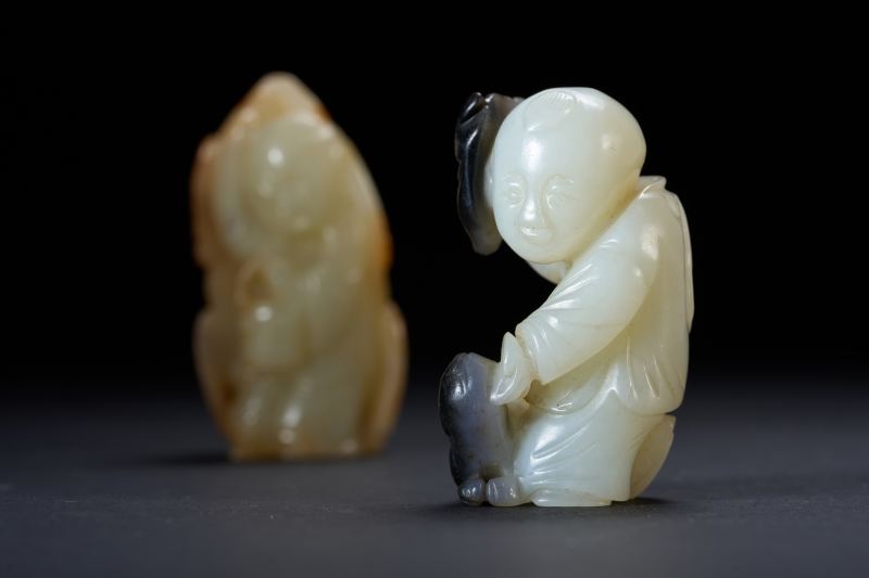清  黑白玉巧雕婴戏、白玉留皮巧雕鹿皮孝子各一件 - 图3