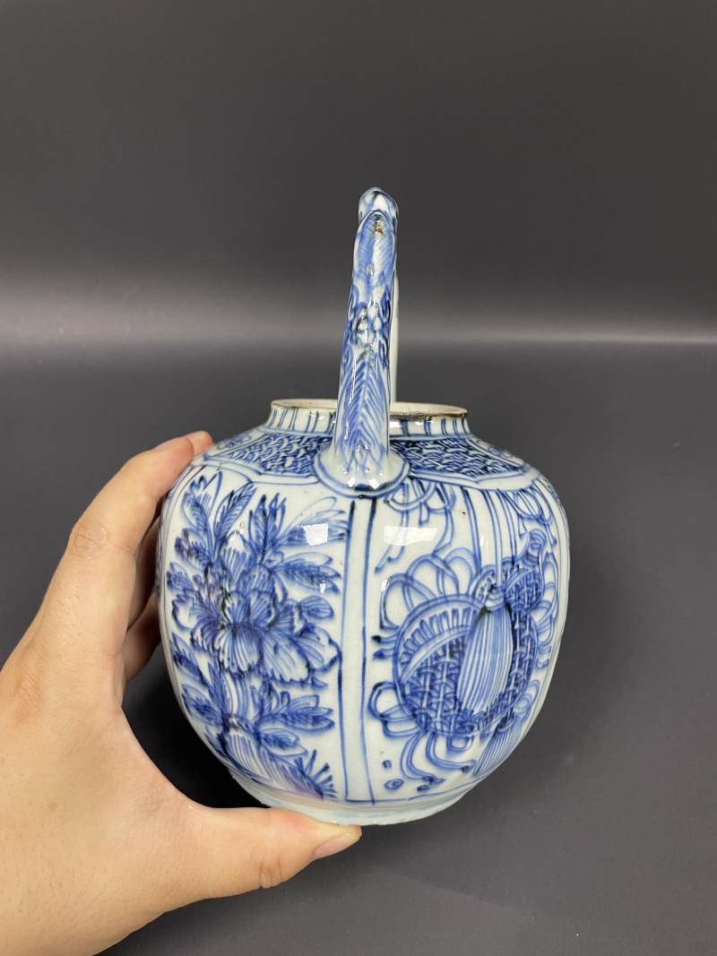 明万历  青花开光花卉纹提梁壶 - 图8