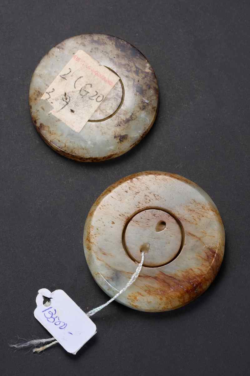明  白玉红沁雕卷云纹、提油云头纹剑首各一件 - 图9